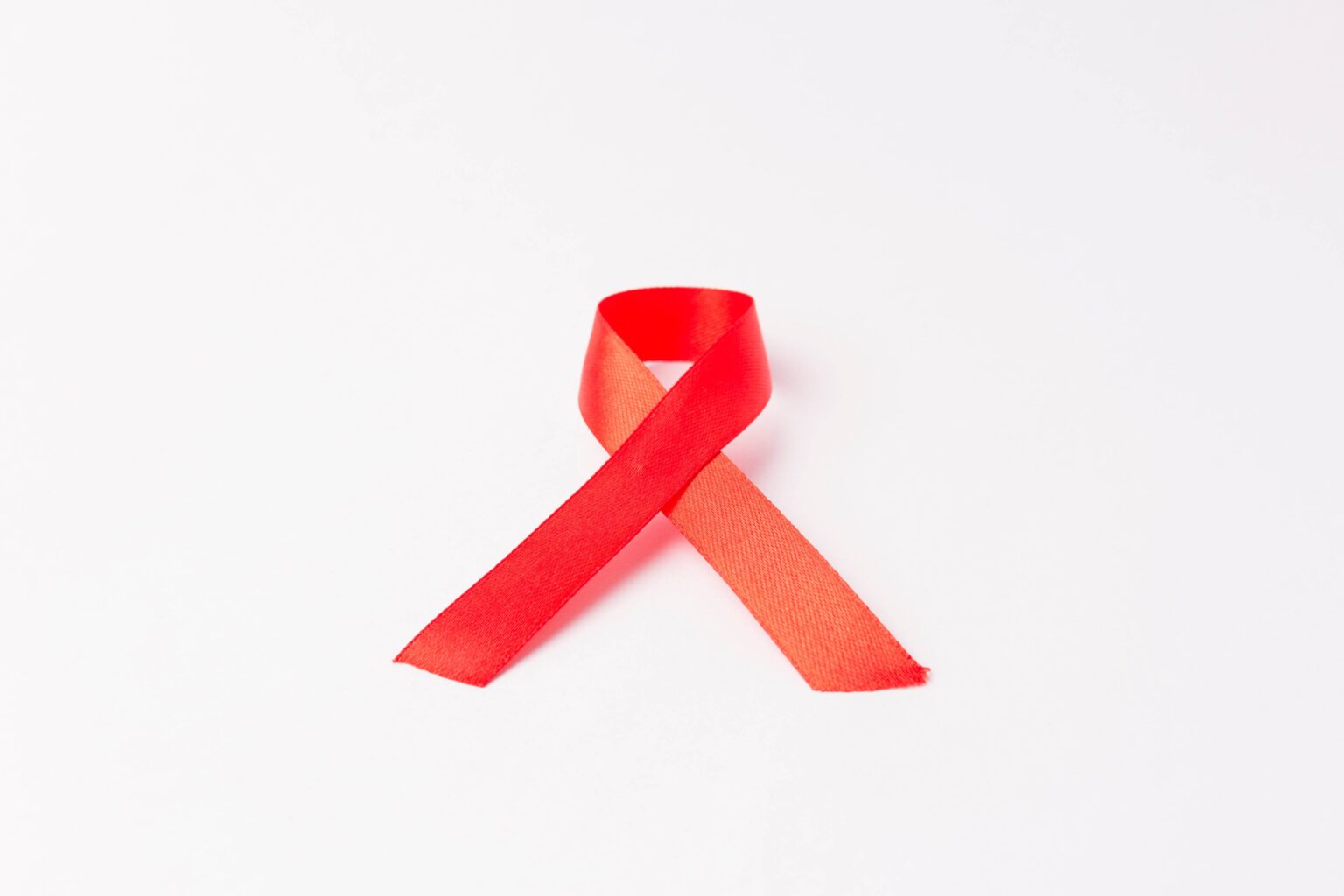 レッドリボンのイラストまたは写真：HIV/エイズへの理解と支援のシンボル