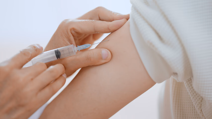 池袋東口まめクリニックで麻疹ワクチン（MRワクチン）の接種を受ける様子